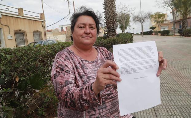 Una madre traslada su protesta a López Miras por el 'pin parental'