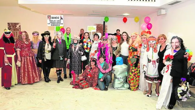 Las amas de casa abren las celebraciones del Carnaval de Lorca con su baile de disfraces