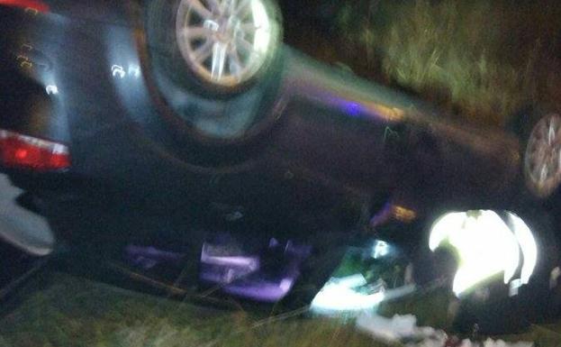 Herida una persona al volcar su coche en El Esparragal