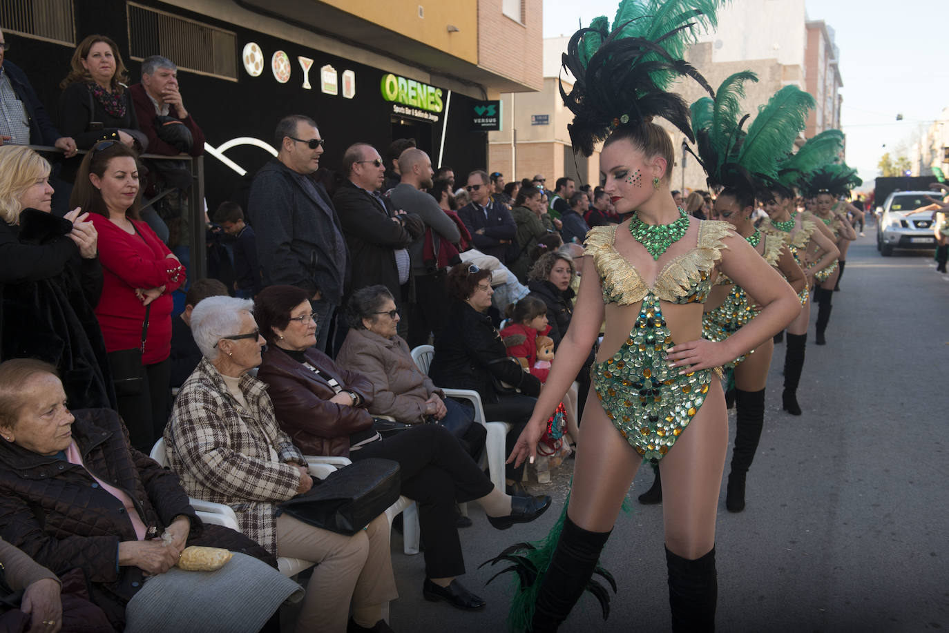 La Chirigota abre el gran desfile de comparsas en Beniaján