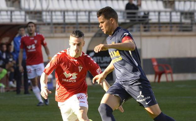 El Real Murcia tiñe el derbi de grana