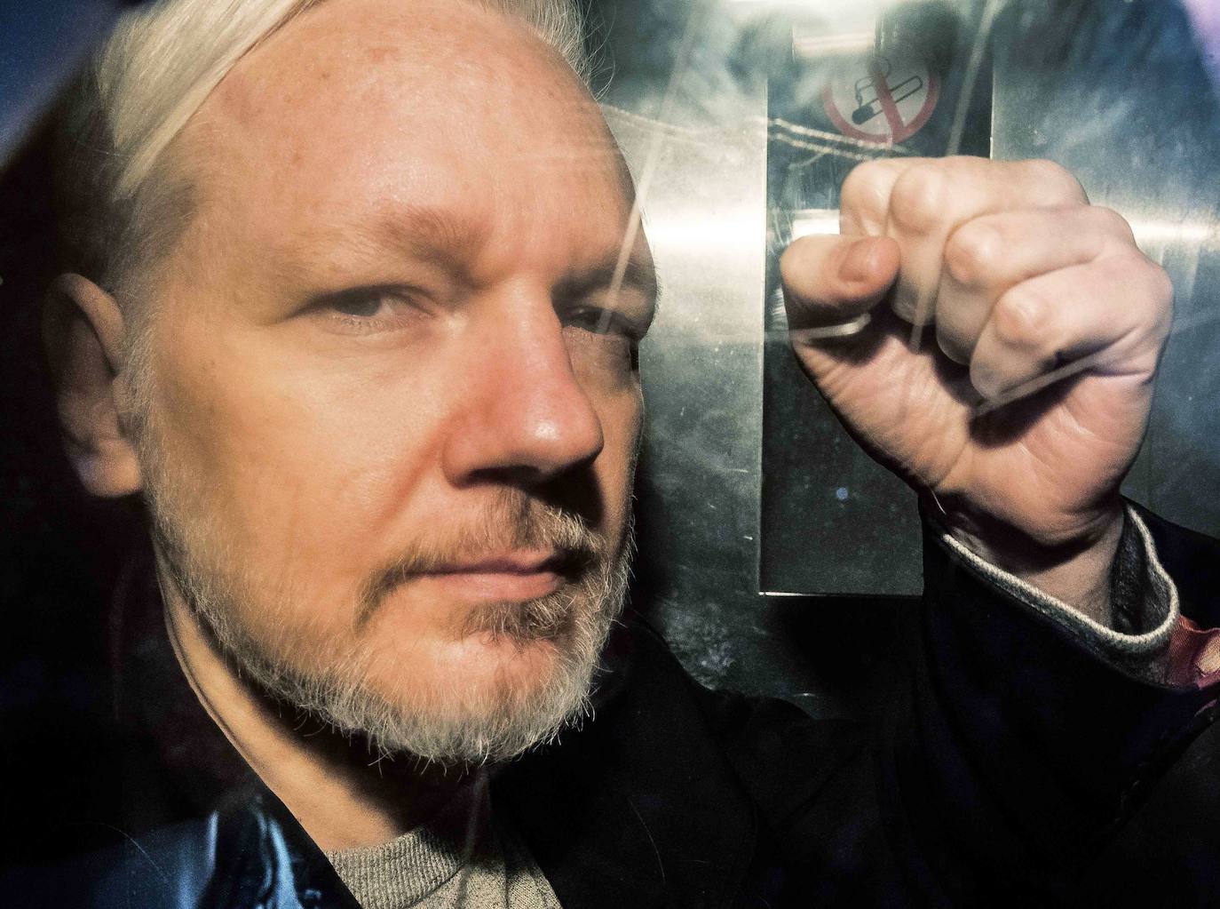 Assange vuelve al banquillo para evitar su extradición