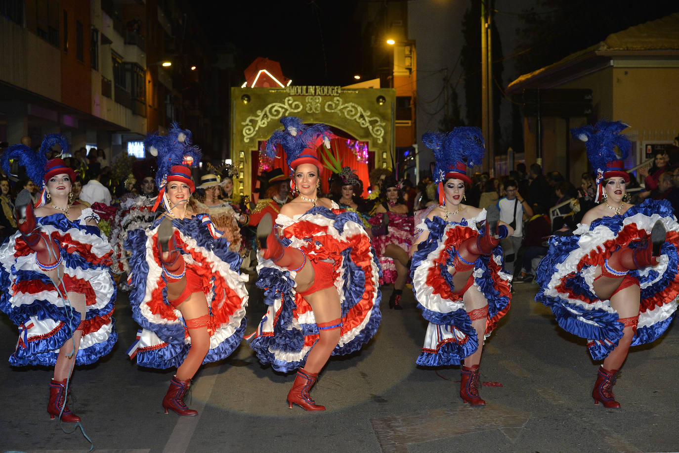 Plumas, lentejuelas y sátira en el desfile más importante del Carnaval de Cabezo de Torres
