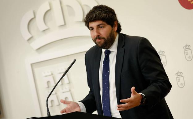 Miras insiste en que el BEI «preautorizó» el préstamo al Mar Menor y acusa al Gobierno de obstaculizarlo
