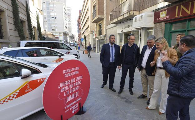 Los taxistas aguardarán a la espera de que los clientes lleguen a su destino