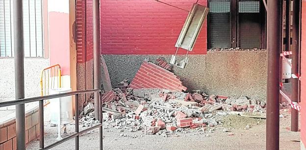 Un muro de 9 metros de altura se desploma en el IES Castillo Puche de Yecla