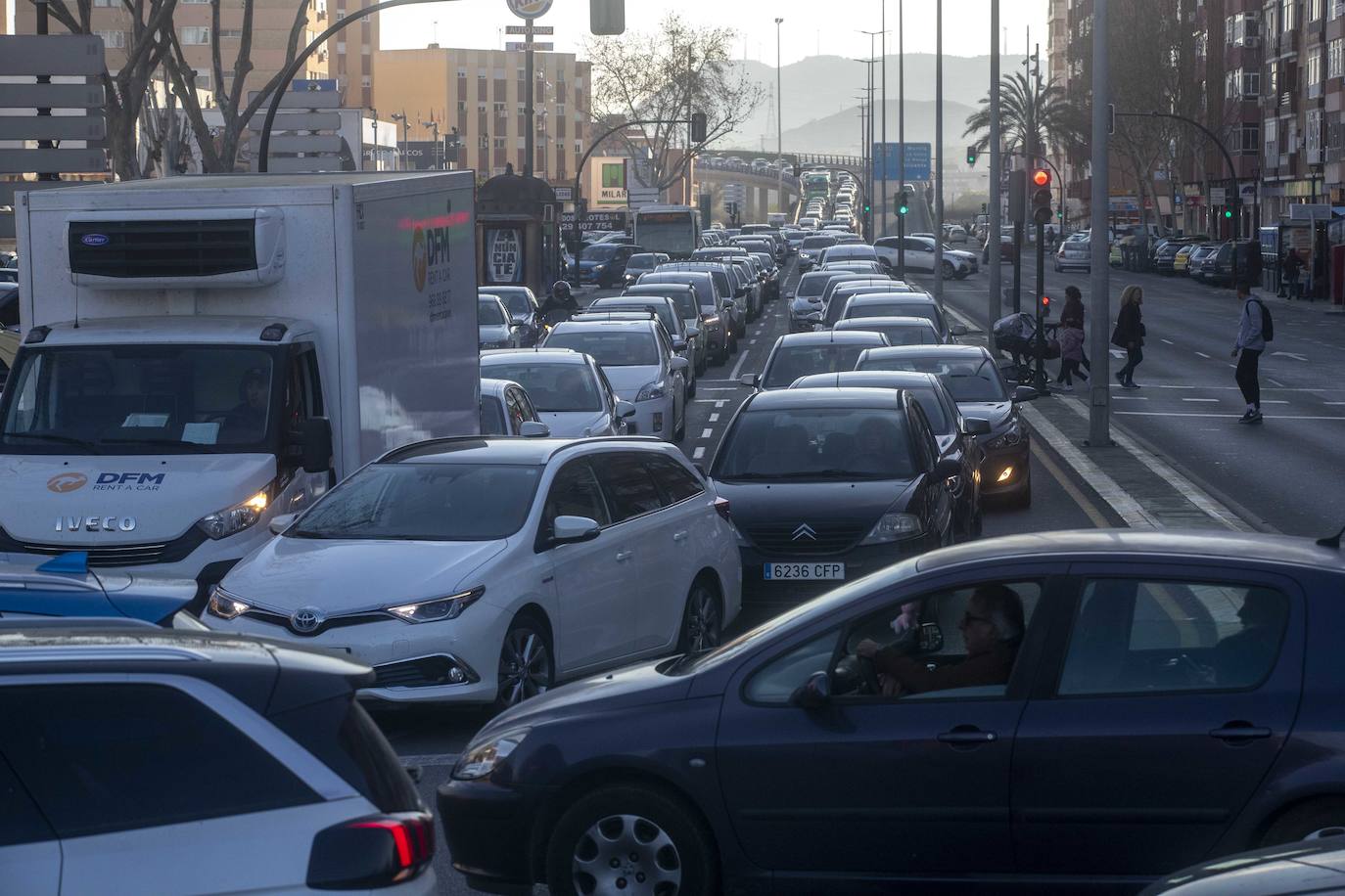 La manifestación de los funcionarios provoca retenciones en Cartagena