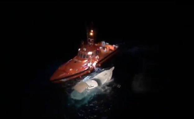 Hallan 3.000 kilos de hachís tras evitar el naufragio de un barco con dos tripulantes en Cabo de Palos