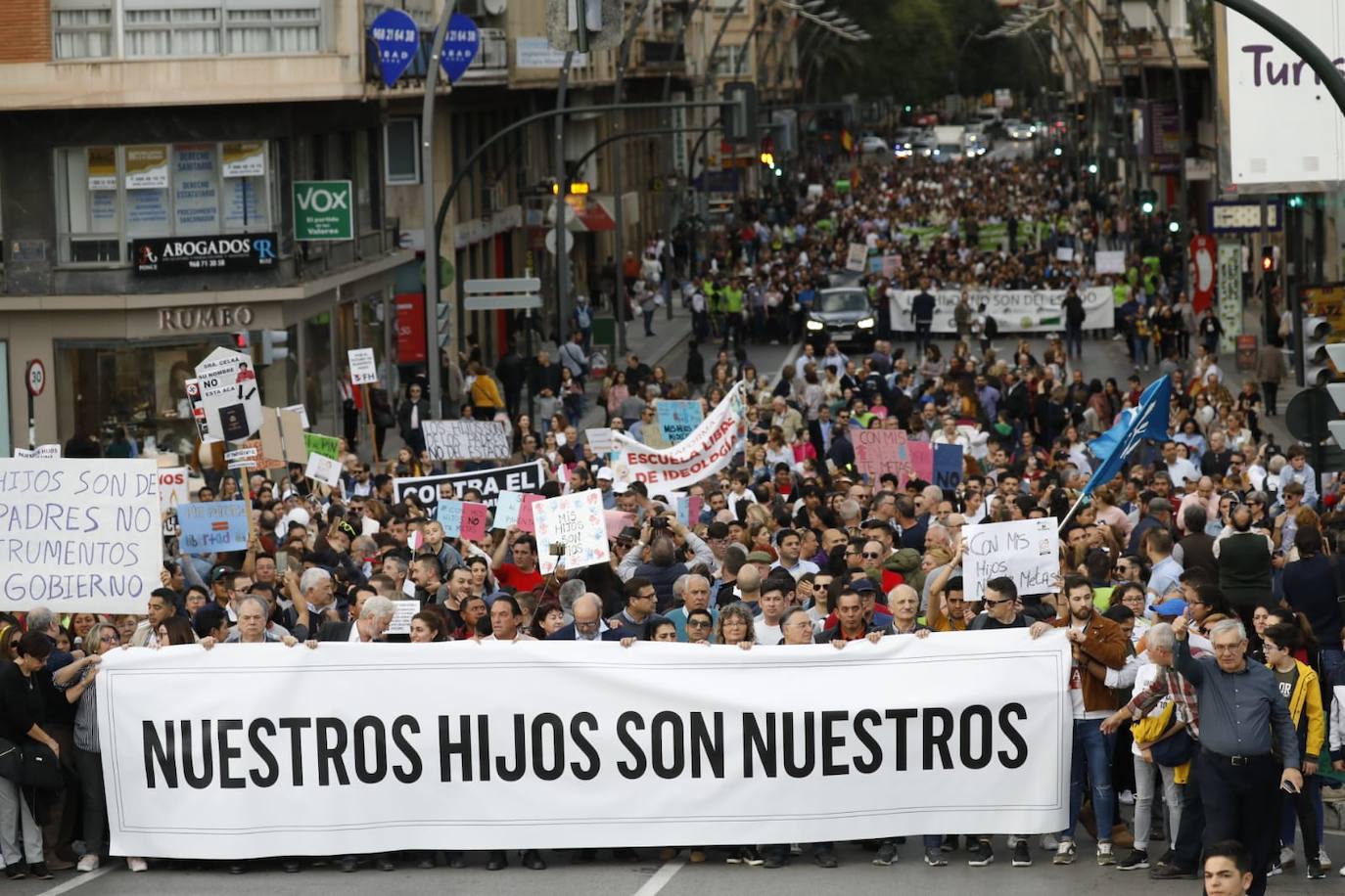 «Nuestros hijos son nuestros», claman varios miles de personas en Murcia