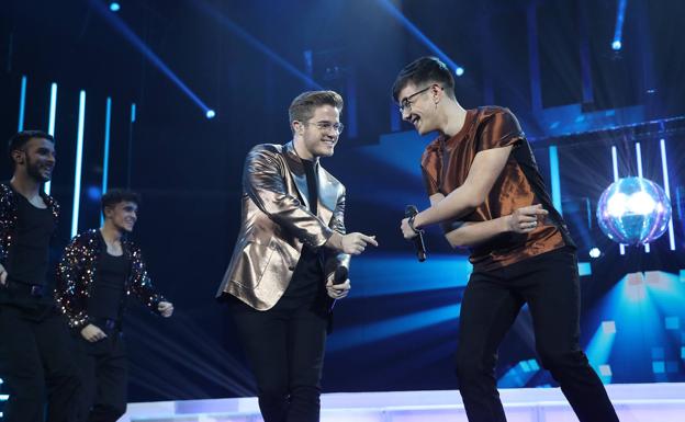 Flavio cruza la pasarela de OT gracias a sus compañeros