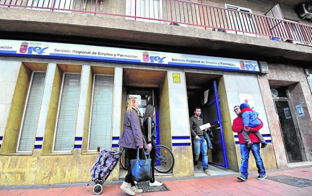 El empleo se reactiva por sorpresa y la cifra de parados baja en casi un millar en la Región