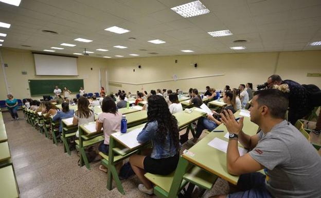 Educación impedirá a los opositores entrar con móviles a los exámenes