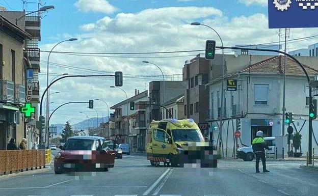 Herido leve tras chocar su coche contra una ambulancia en Murcia