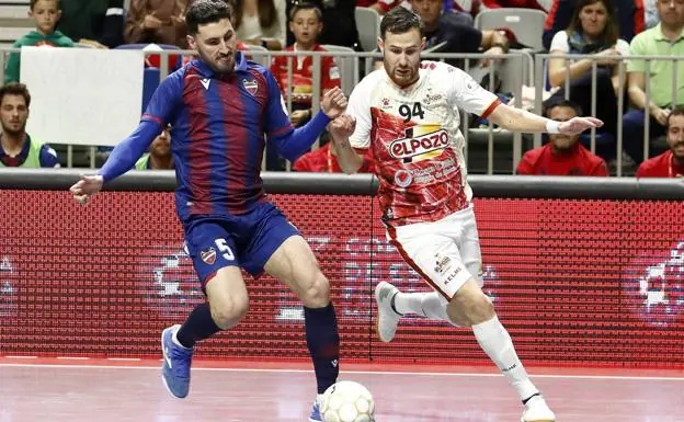 Paradynski, de ElPozo, lucha un balón con un jugador del Levante en los cuartos de final de la Copa de España 2020./ElPozo