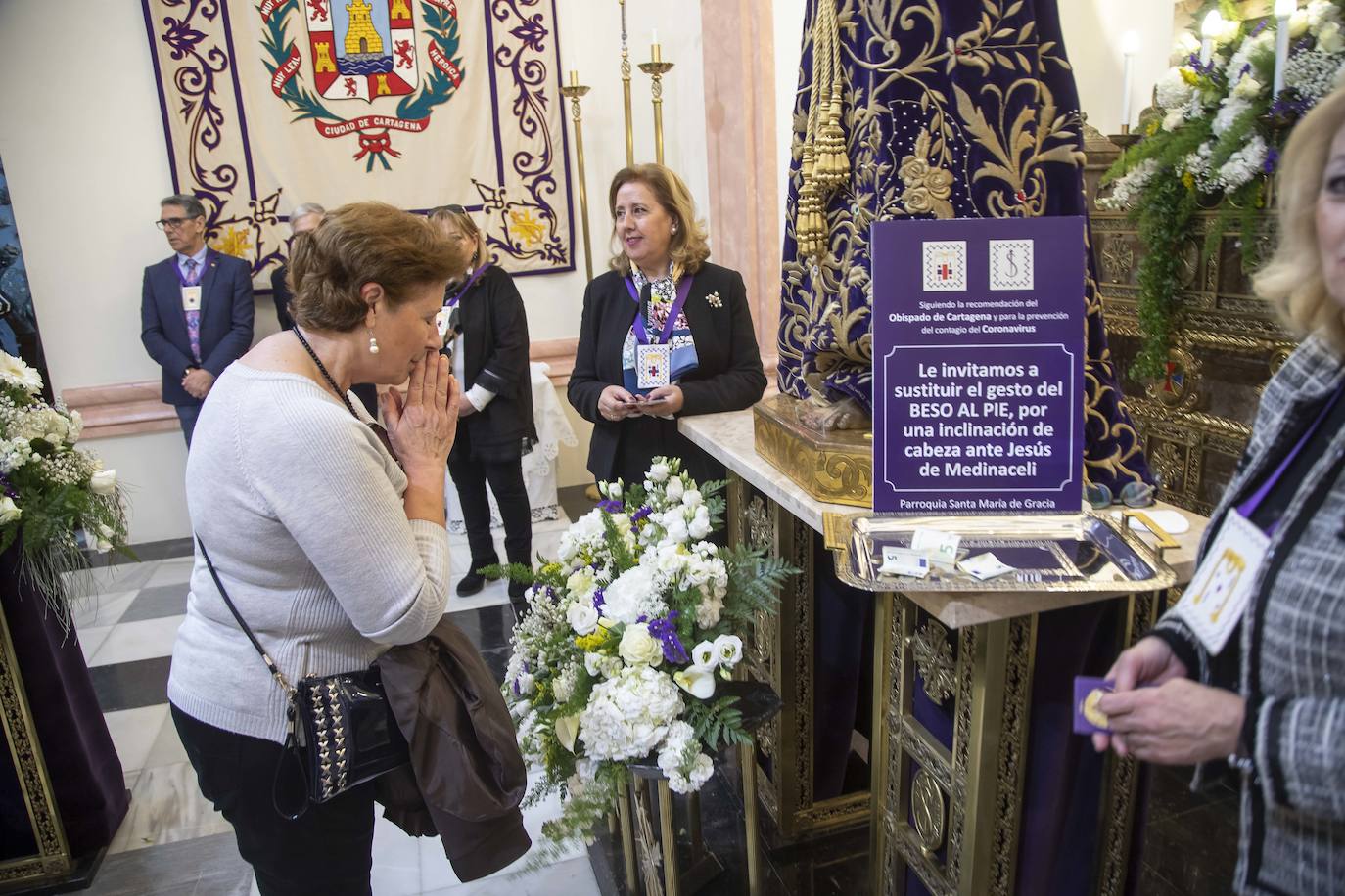 Los fieles del Medinaceli optan por la reverencia y la oración