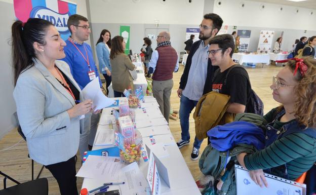 El paro juvenil cae casi el doble que el del conjunto de la población en la Región