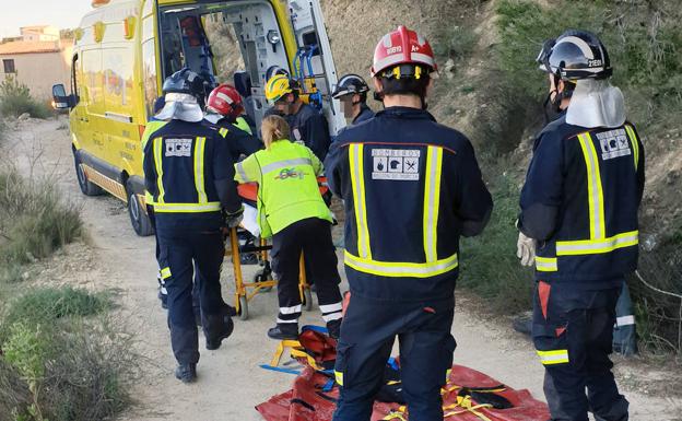 Rescatan a un motorista en estado grave tras sufrir un accidente en un terraplén a la altura de Ricote