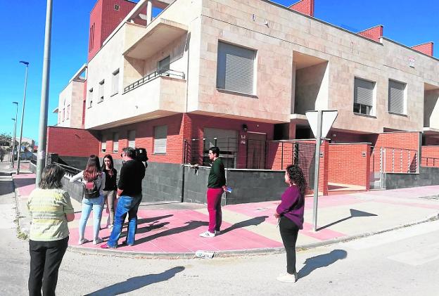 Unos okupas obligan a desalojar un edificio en Molina por los gases de un motor