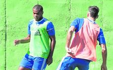 Vinicius Tanque controla el balón en el entrenamiento del miércoles en La Manga Club./ANTONIO LÓPEZ / AGM