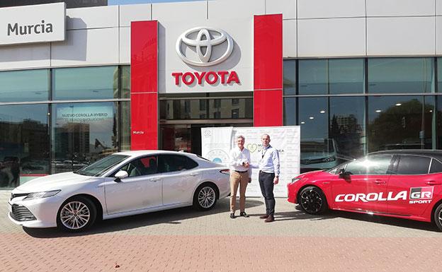 Toyota Murcia hace entrega del Camry Hybrid a Nueva Cocina Mediterránea