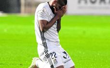 Vinicius Tanque se lamenta en el duelo ante el Linense./ANTONIO GIL / AGM