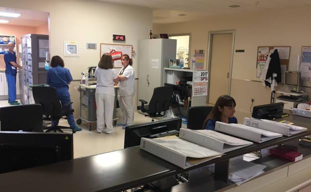 «Con una mascarilla de papel atiendo a los aislados en turnos de 12 horas»