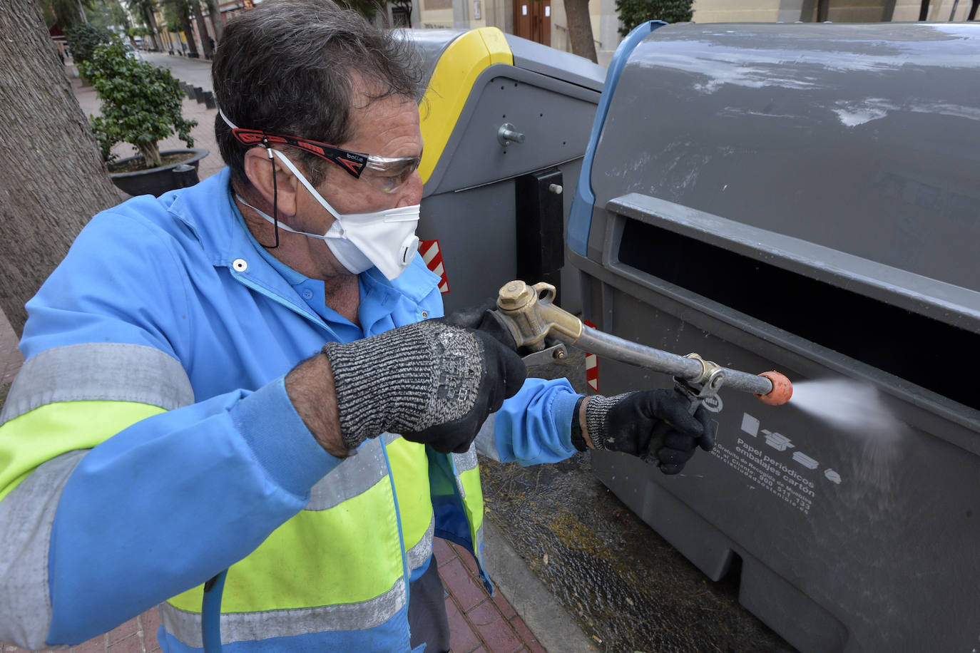 Refuerzan la plantilla para desinfectar las calles y los contenedores
