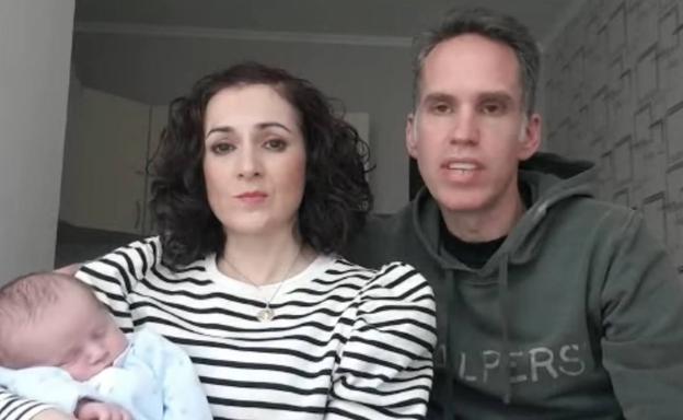 Una pareja murciana pide ayuda para regresar de Kiev tras tener un hijo por gestación subrogada