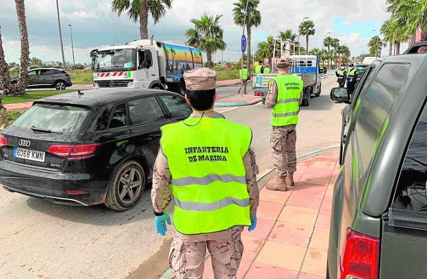Infantería de Marina y los forestales se unen a la recuperación de Los Alcázares