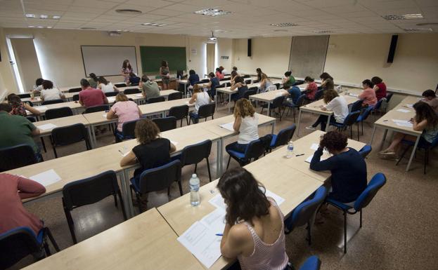 Educación estudia retrasar las oposiciones de Secundaria a 2021