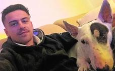 Dorrio, en su casa de Cabezo de Torres, junto a su perra 'Ina', de raza bull terrier./