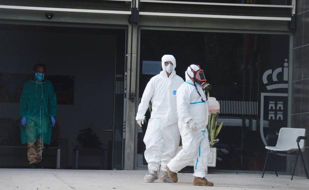 Efectivos militares desinfectan el centro para personas con discapacidad de Churra