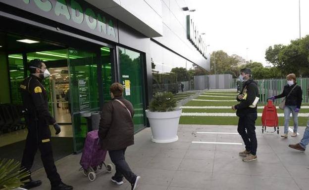 Empresa rectifica la orden que limitaba la apertura de comercios en domingo