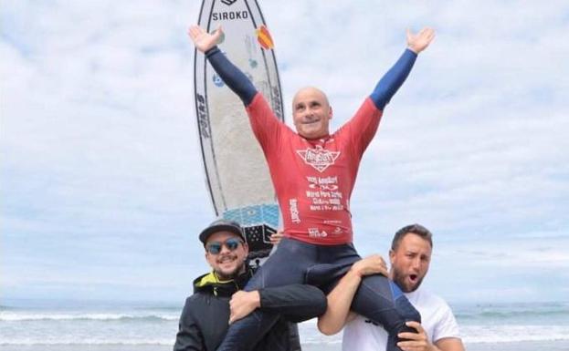 El mazarronero Efrén Mompeán, campeón del mundo de surf adaptado con España