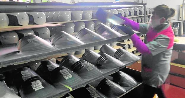 Los regantes donan 7.500 pantallas de protección