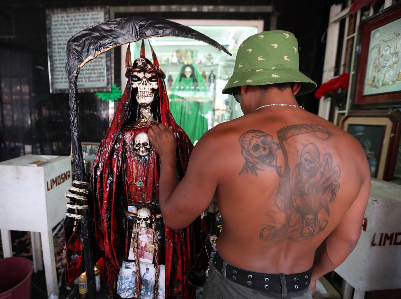 Fieles a la Santa Muerte