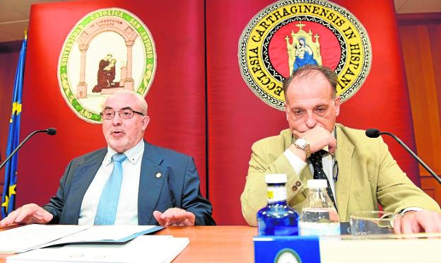 Tebas urge a los clubes a presentar un ERTE que Mendoza tiene paralizado en el UCAM