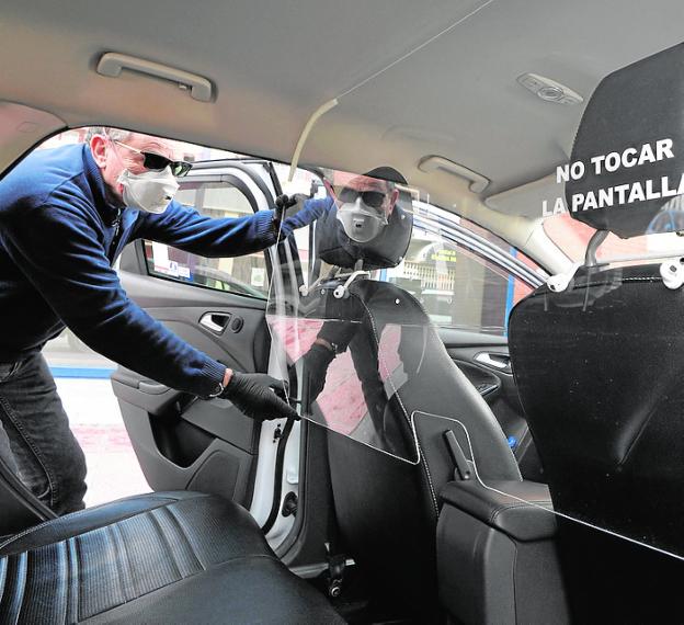 Los taxistas de Murcia se blindan con mamparas