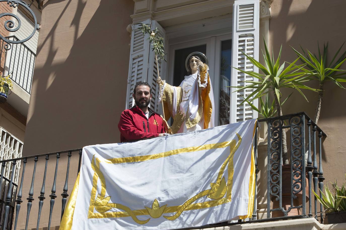 Los cartageneros engalanan sus balcones