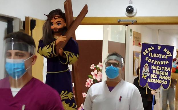 Una residencia de Campos del Río organiza su propia procesión de Semana Santa