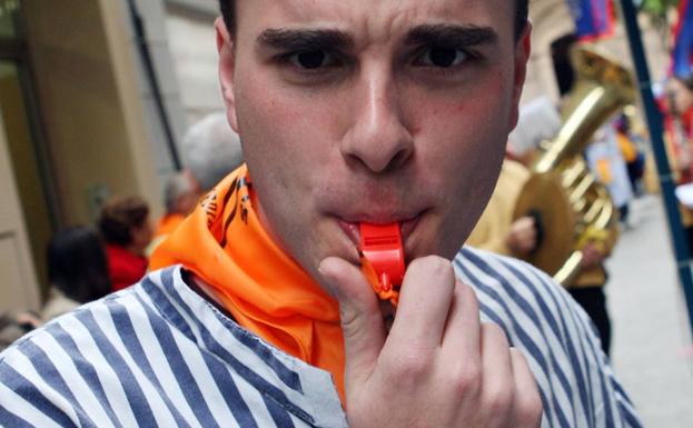 Los sardineros llaman a una pitada solidaria desde los balcones el día del Entierro