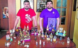 Santiago Ferrer Giménez y su hermano Antonio, en su casa junto a miniaturas dedicadas a la Semana Santa./