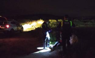 Los agentes, junto a los dos detenidos./LV