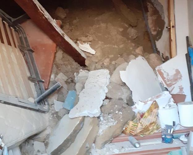 Unos vecinos de Albudeite logran escapar minutos antes de que su casa se derrumbara