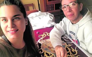 Aurora y Luisa, en plena labor en una de las túnicas del Paso Morado./