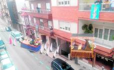 Dos pasos artesanales cruzan la calle Corredera de Yecla./A. ALONSO