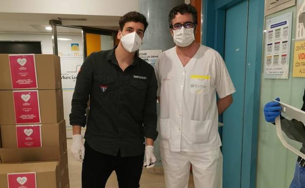 Xuso Jones entrega 25.000 pantallas y 3.500 mascarillas a los sanitarios murcianos