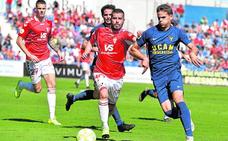 Curto y Hugo Álvarez, en el derbi entre el UCAM y el Murcia disputado en La Condomina./NACHO GARCÍA / AGM