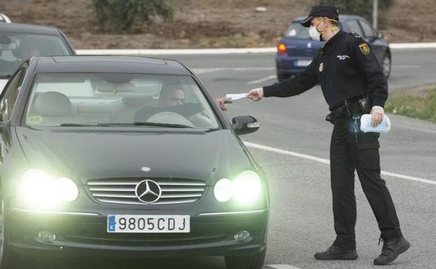 Las empresas buscan mascarillas ante el reparto insuficiente del Gobierno