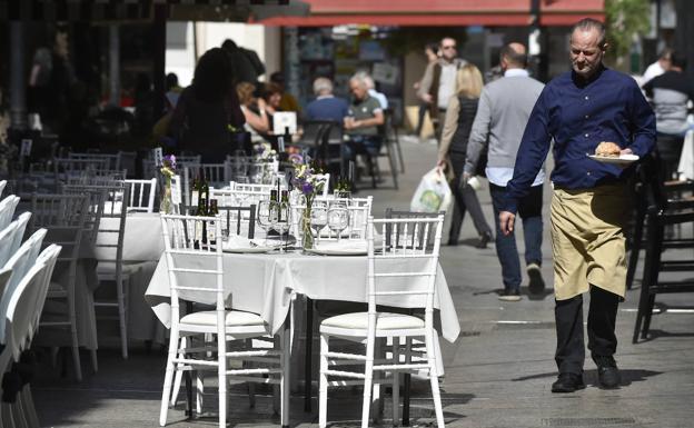 Hostemur pide a Ballesta suprimir impuestos a la hostelería durante 2020